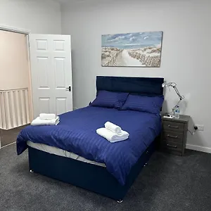 4 Bedroom, Sleeps 8 Comfy Near To Centre And Beaches! , Swansea United Kingdom